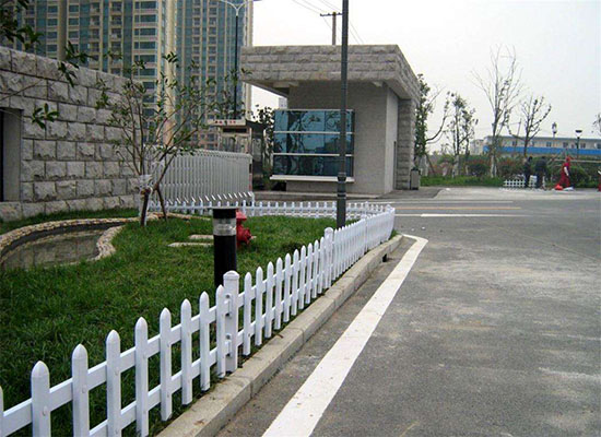 pvc草坪護(hù)欄.jpg