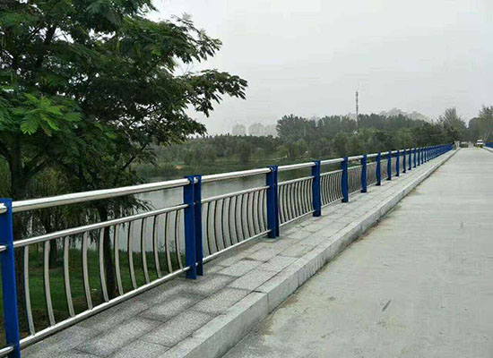 橋梁護(hù)欄.jpg