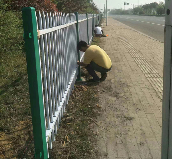鋅鋼護(hù)欄.jpg