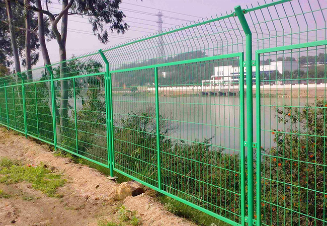 公路護(hù)欄.jpg